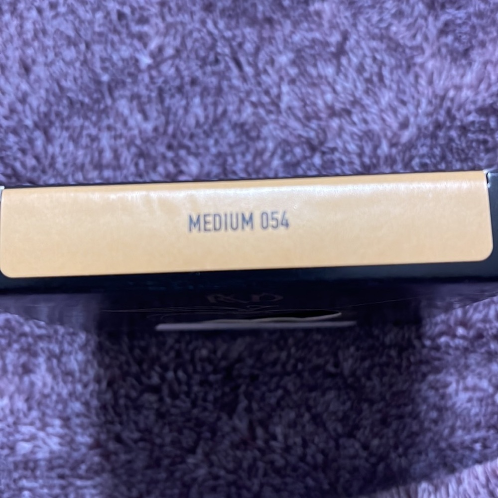 KVD Good Apple Medium 054 Skin-Perfecting Hydrating Foundation Balm - Picture 7 of 7